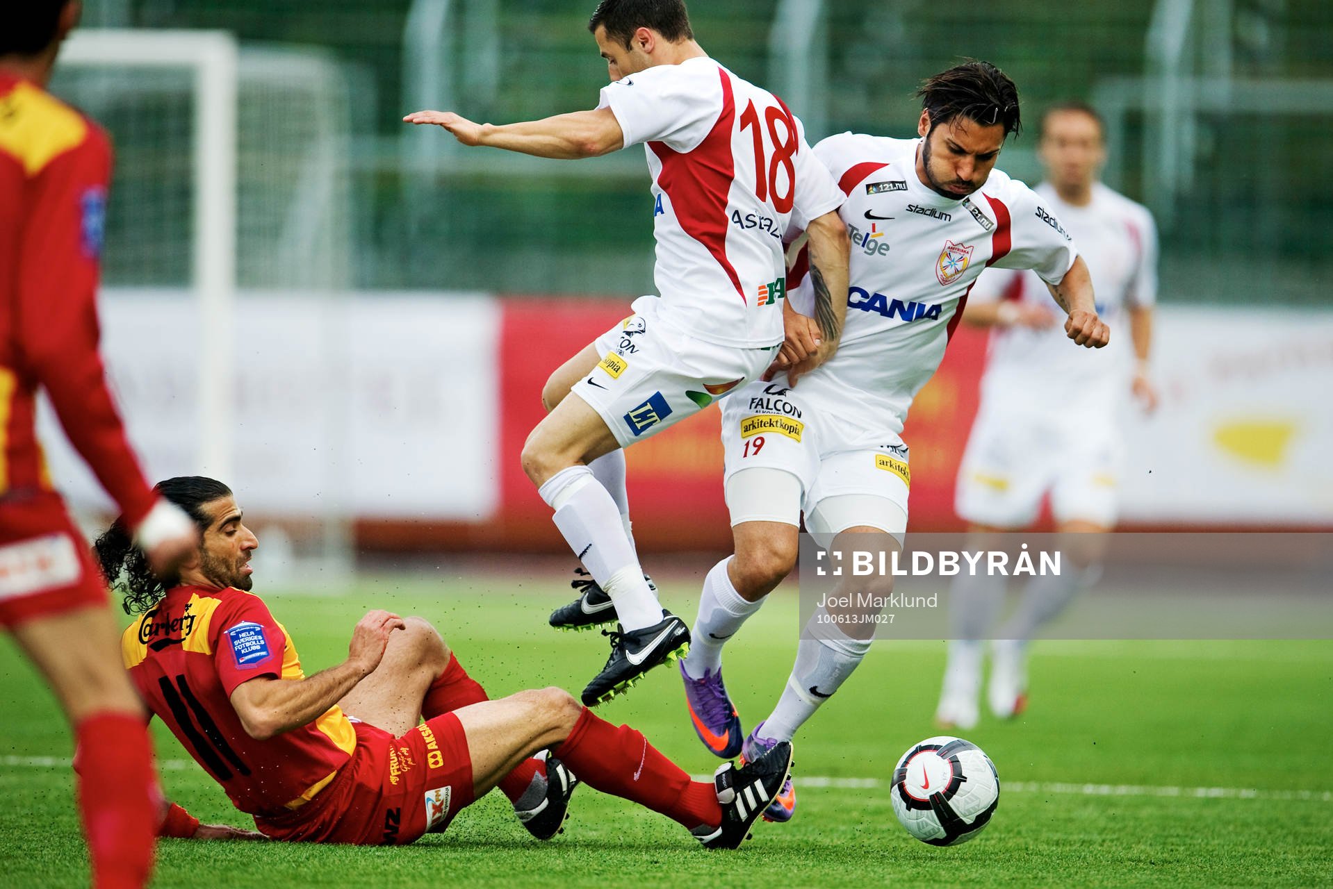 Abgar Barsom, Syrianska, försöker att stoppa Eddie Moussa