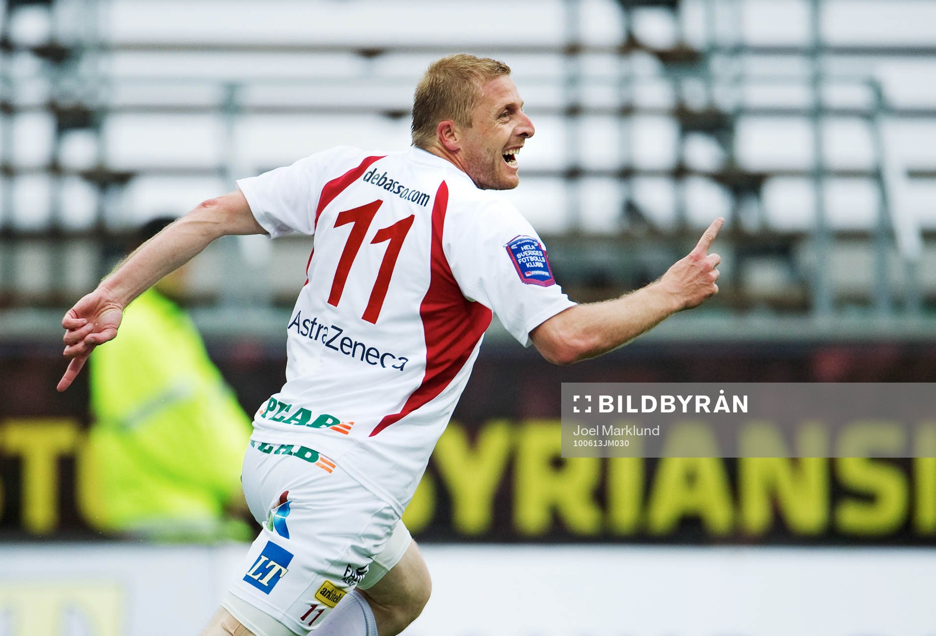  Xhevdet Llumnica, Assyriska, jubel efter sitt 1-1-mål.