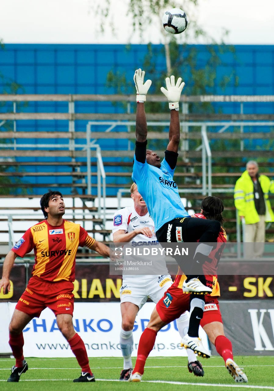 Dwayne Miller, målvakt, Syrianska, tar ner en boll på