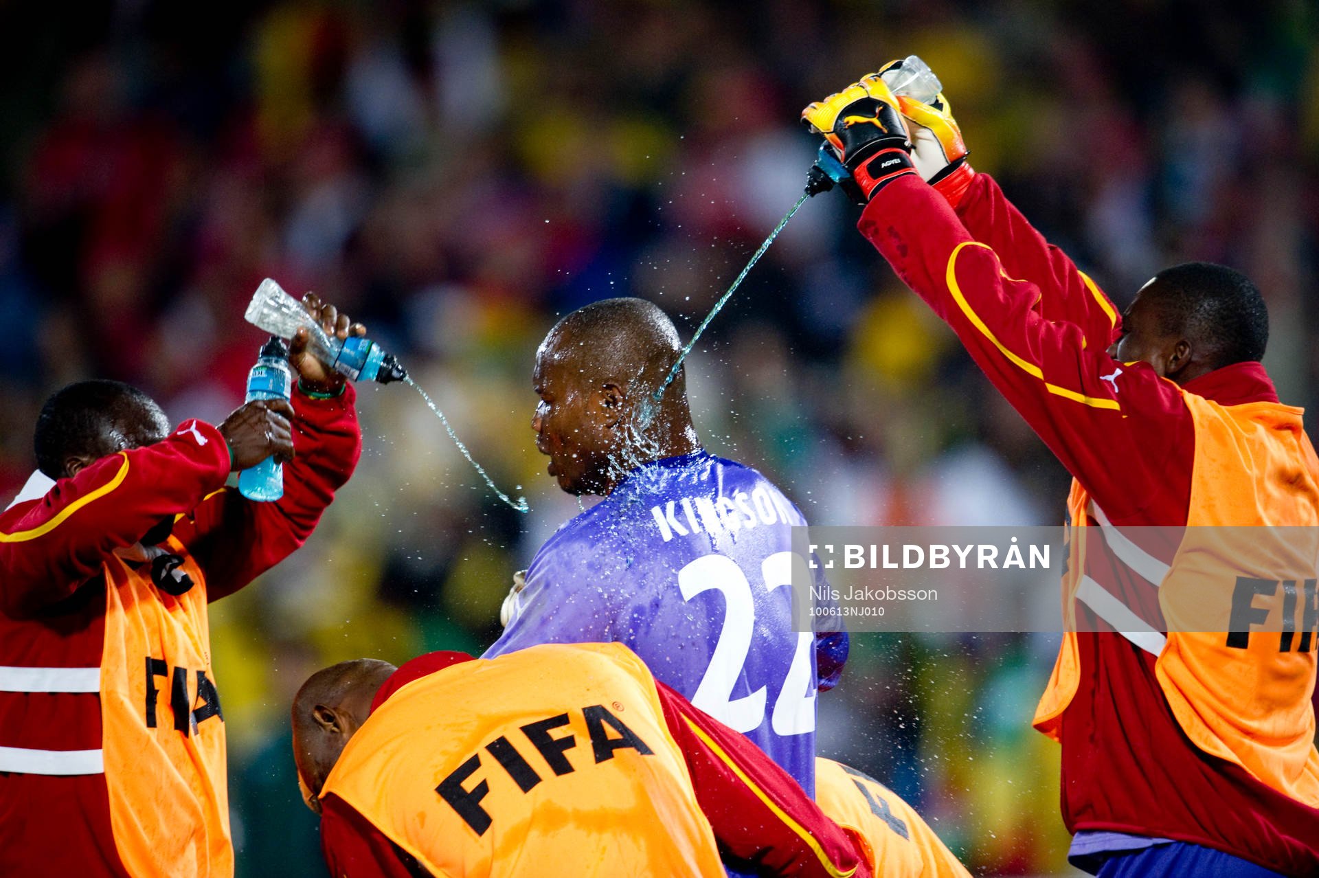 Richard Kingson, målvakt, Ghana firas med vatten