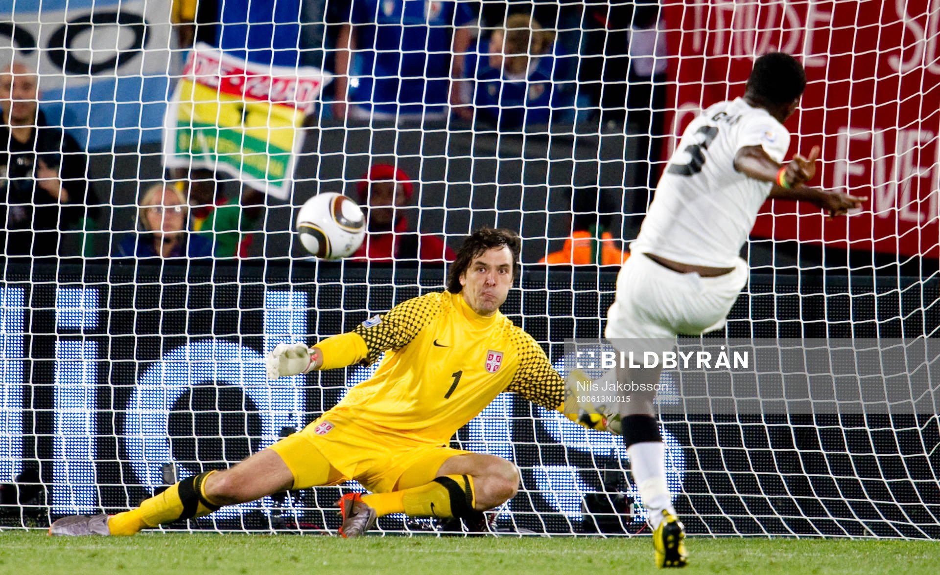  Asamoah Gyan, Ghana sätter kallt en straff bakom Vladimir Stojkovic, målvakt, Serbien.