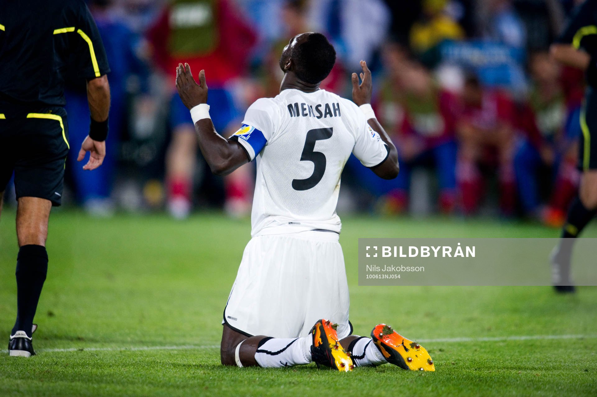 John Mensah, Ghana, jubel och tackar högre makter för