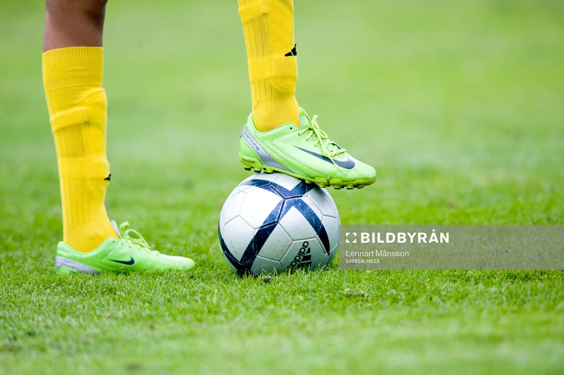 Genre, boll, fotbollsskor, strumpor, skor, fot, fötter,
