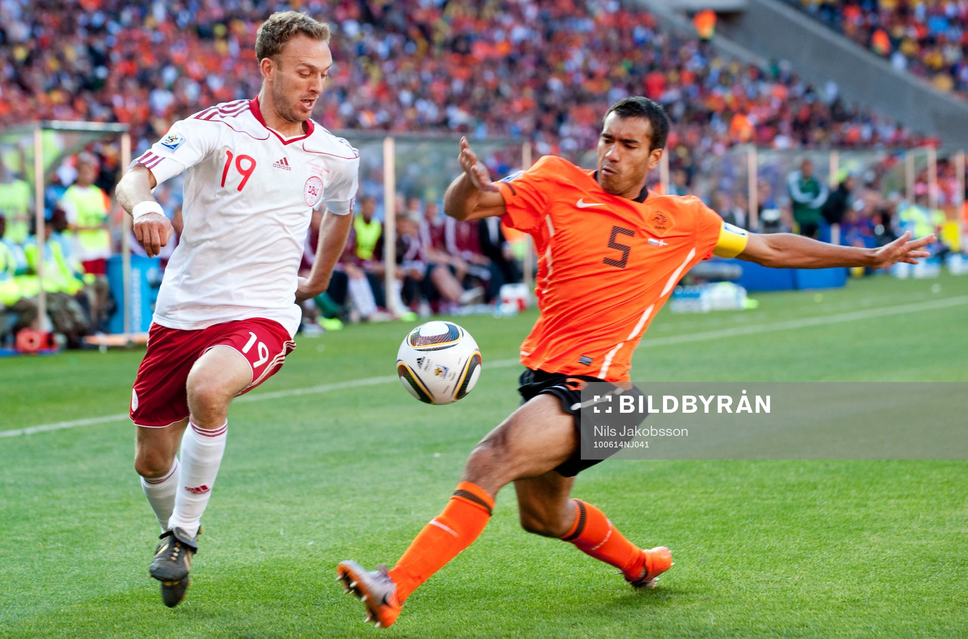  Dennis Rommedahl, Danmark, Giovanni van Bronckhorst, Holland.