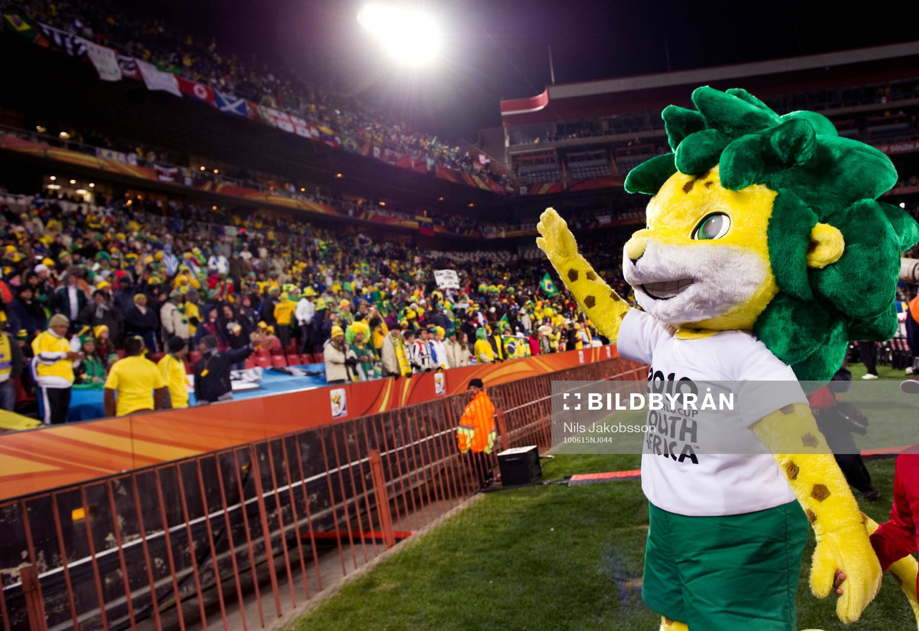 VM-maskoten vinkar till publiken, maskot