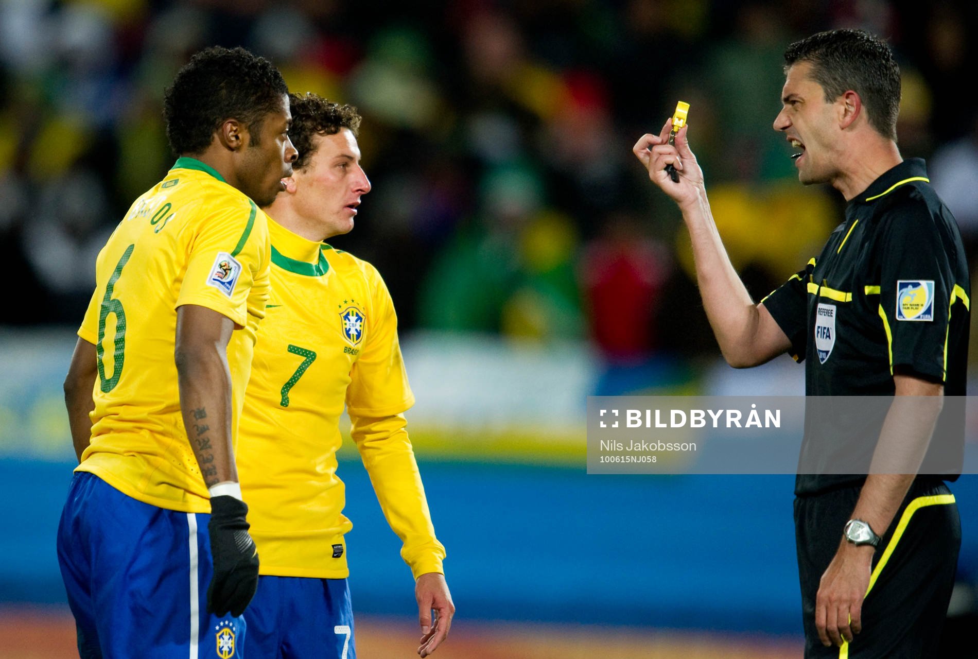 Michel Bastos, Elano, Brasilien får pipan visad av domare