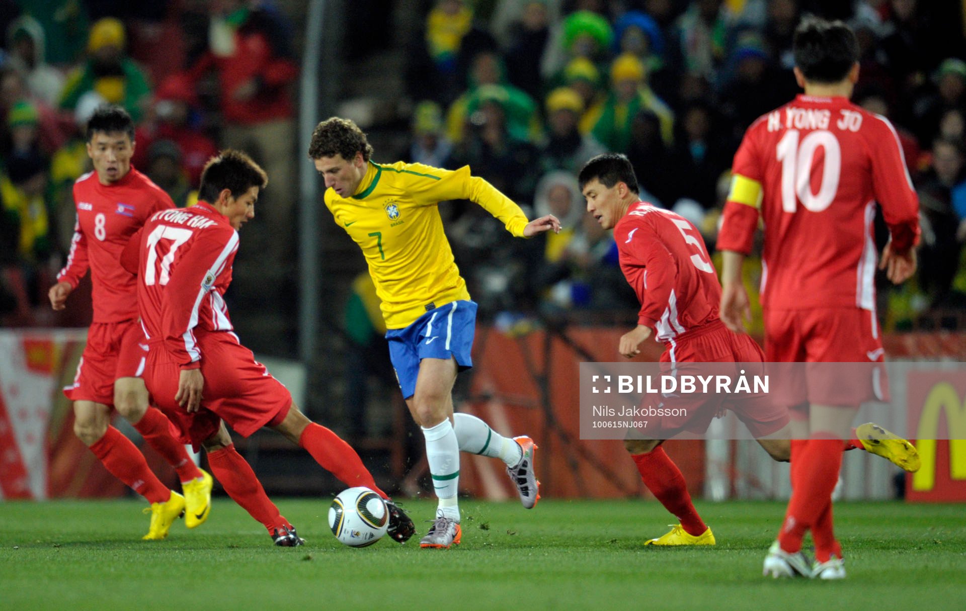 Elano, Brasilien mot en mur av Nordkoreaner
