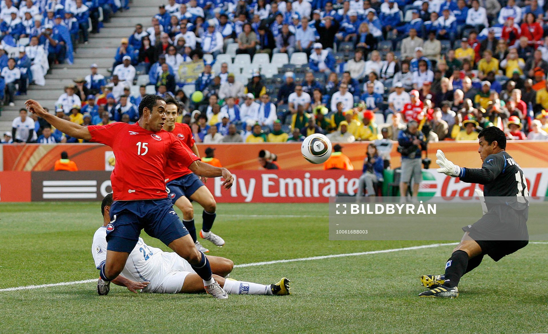 Jean Beausejour, Chile, sätter 0-1