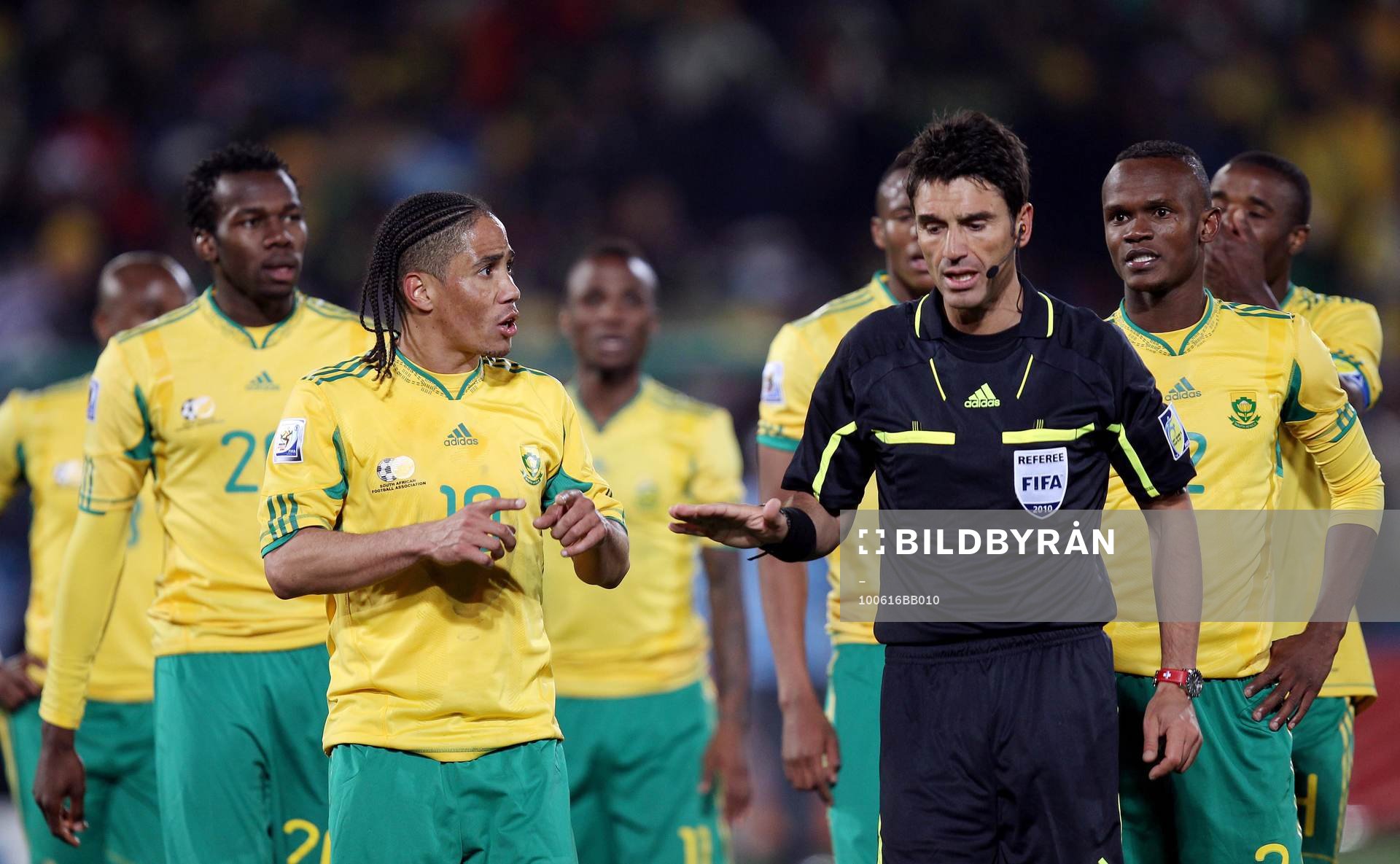 Steven Pienaar, Sydafrika diskuterar med Massimo Busacca,