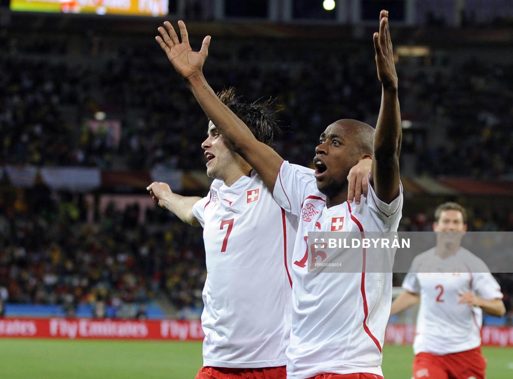  Gelson Fernandes och Tranquillo Barnetta, glädje och jubel över 0-1 till Schweiz