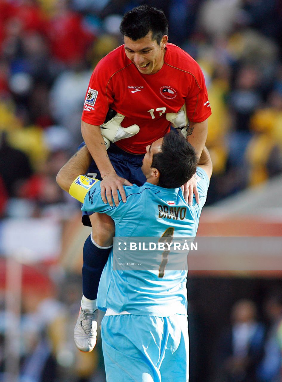 Claudio Bravo, målvakt, lyfter Gary Medel, Chile. Glädje,