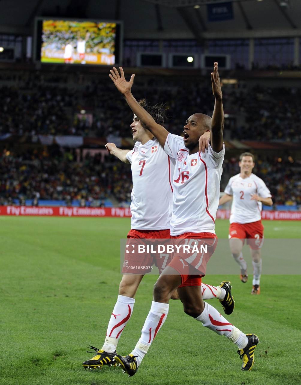  Gelson Fernandes och Tranquillo Barnetta, glädje och jubel över 0-1 till Schweiz