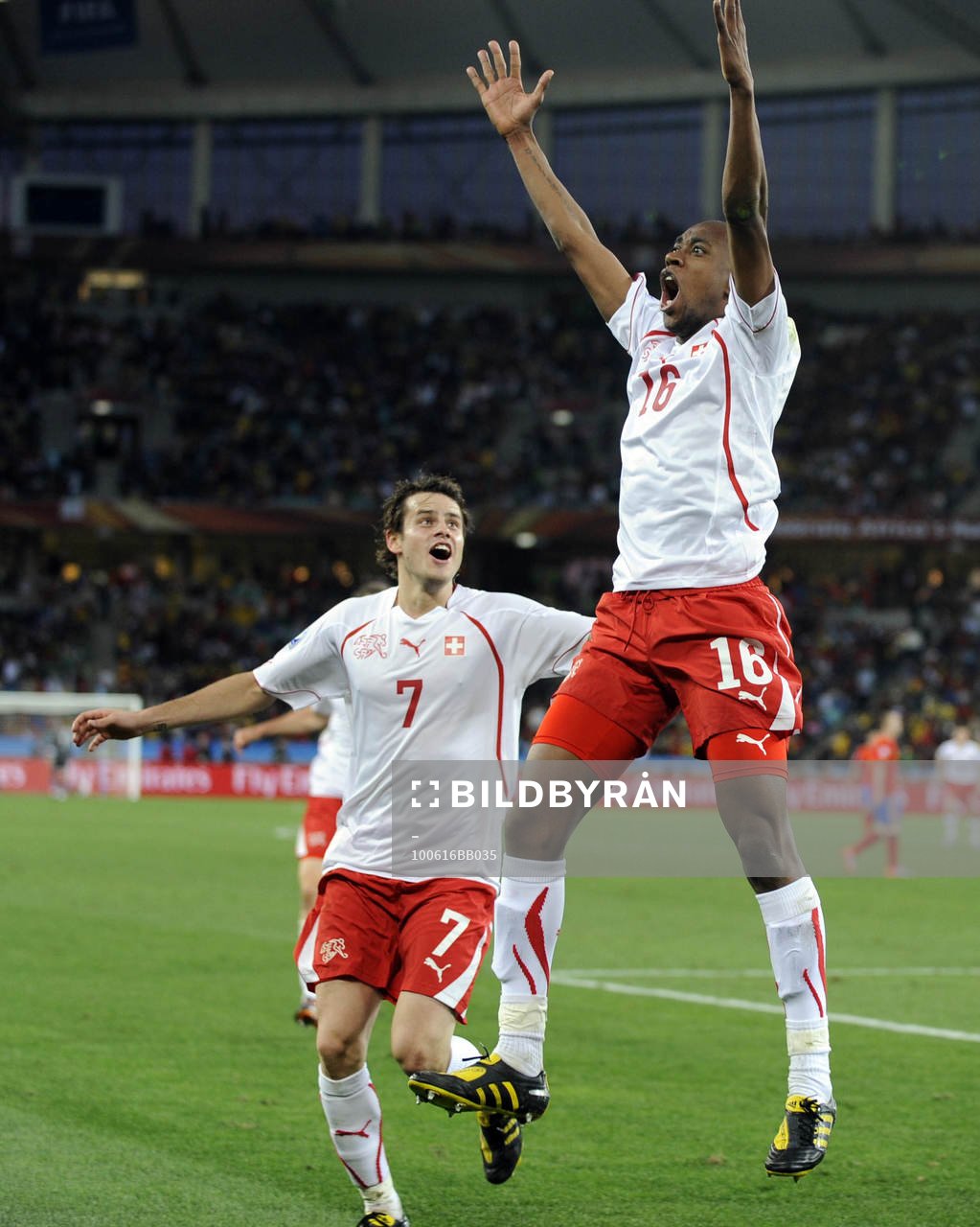 Gelson Fernandes och Tranquillo Barnetta, glädje och jubel över 0-1 till Schweiz