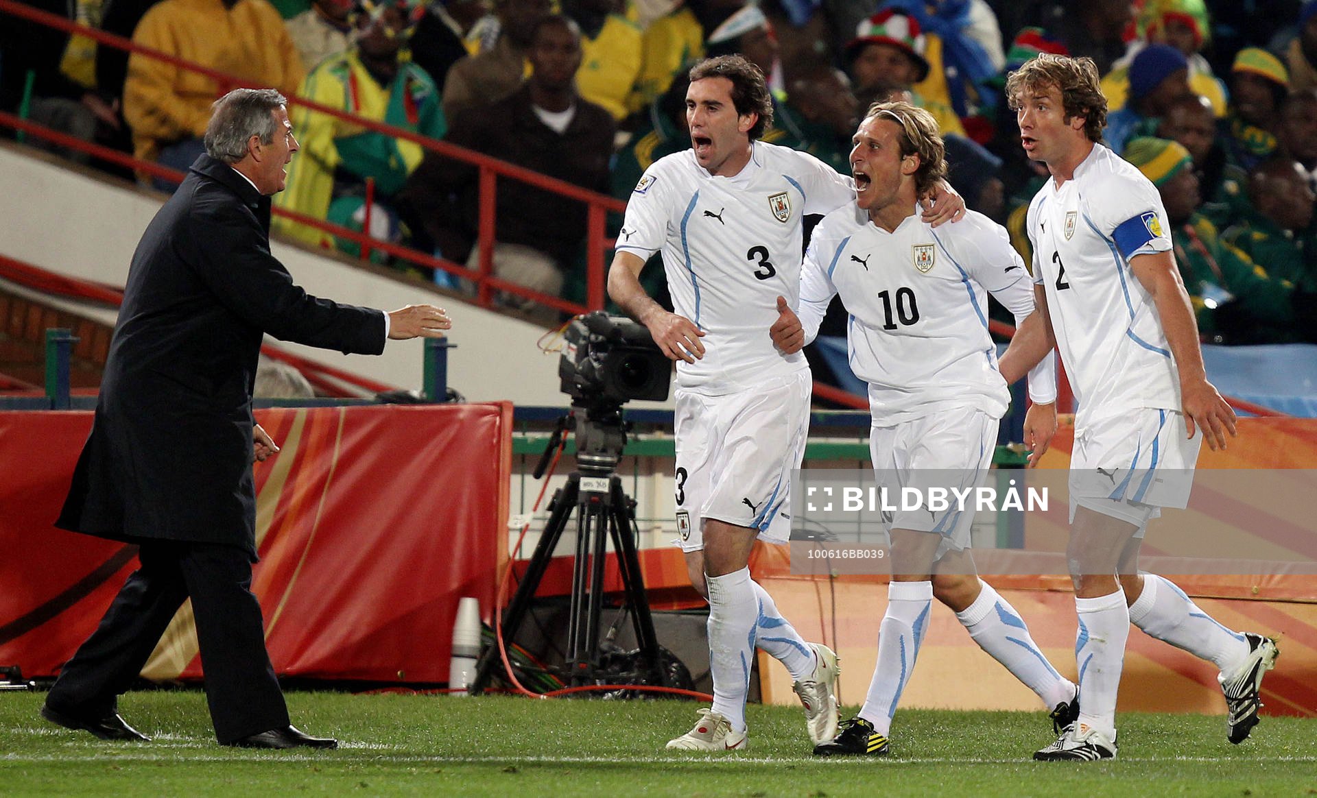  Diego Forlan och Diego Lugano och Diego Godin, glädje, jubel efter 0-1 till Uruguay