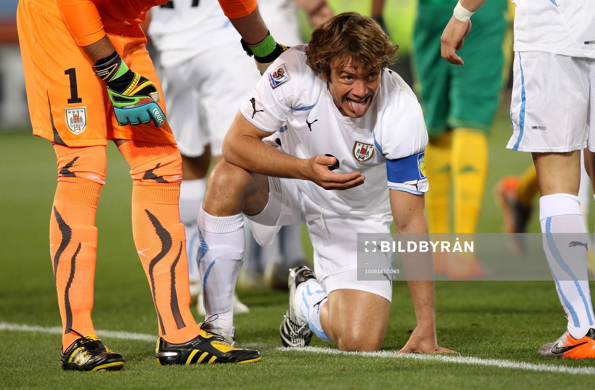 Diego Lugano, Uruguay, på knä