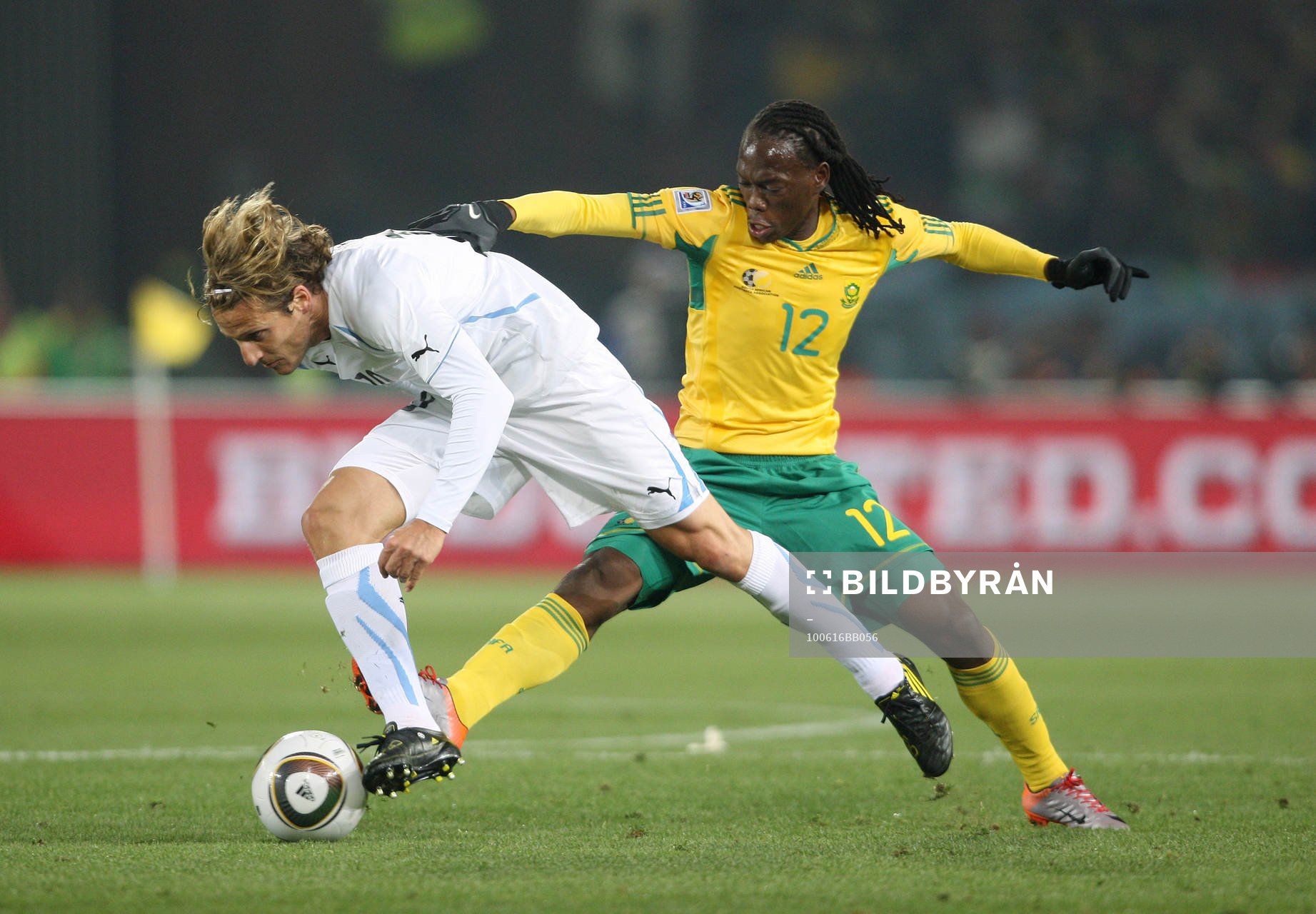 Reneilwe Letsholonyane, Sydafrika och Diego Forlan, Uruguay
