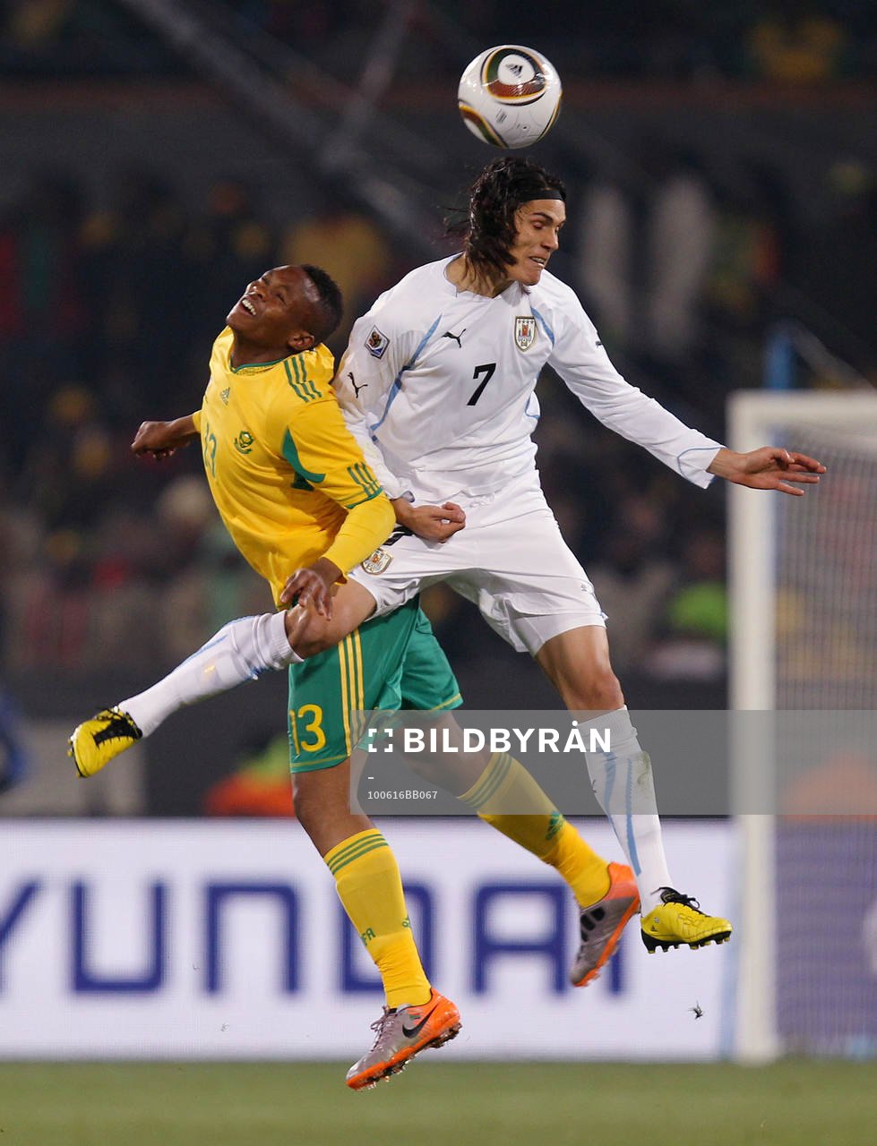 Edinson Cavani, Uruguay och Kagisho Dikgacoi, Sydafrika.