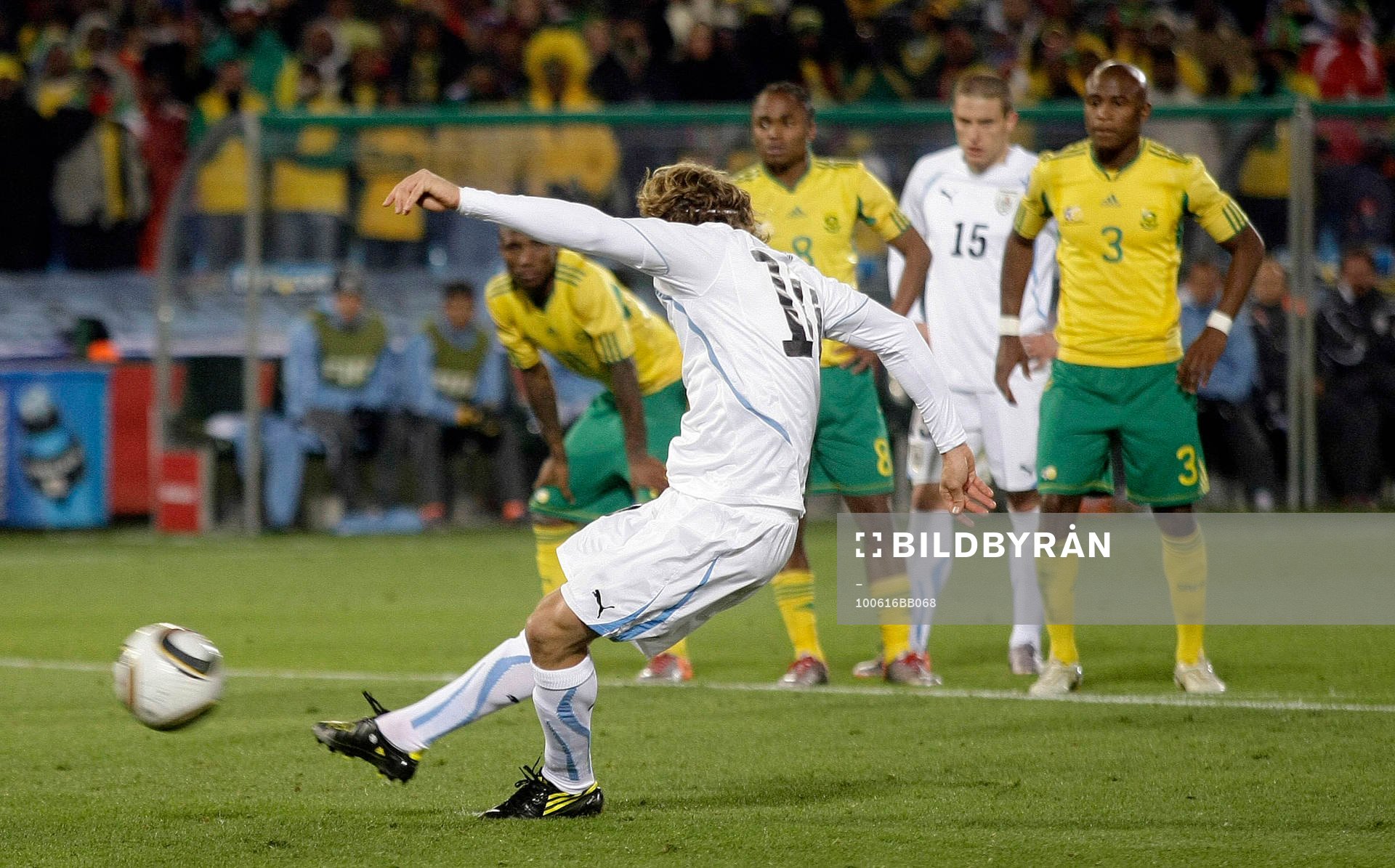 Diego Forlan, Uruguay, gör  mål på straff
