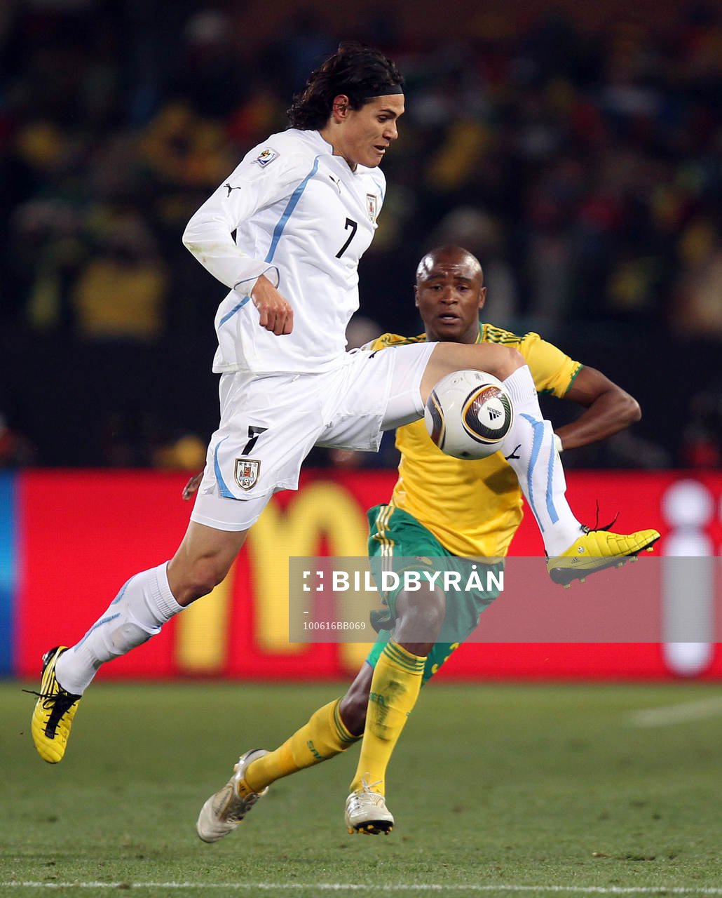 Edinson Cavani, Uruguay och Tsepo Masilela, Sydafrika