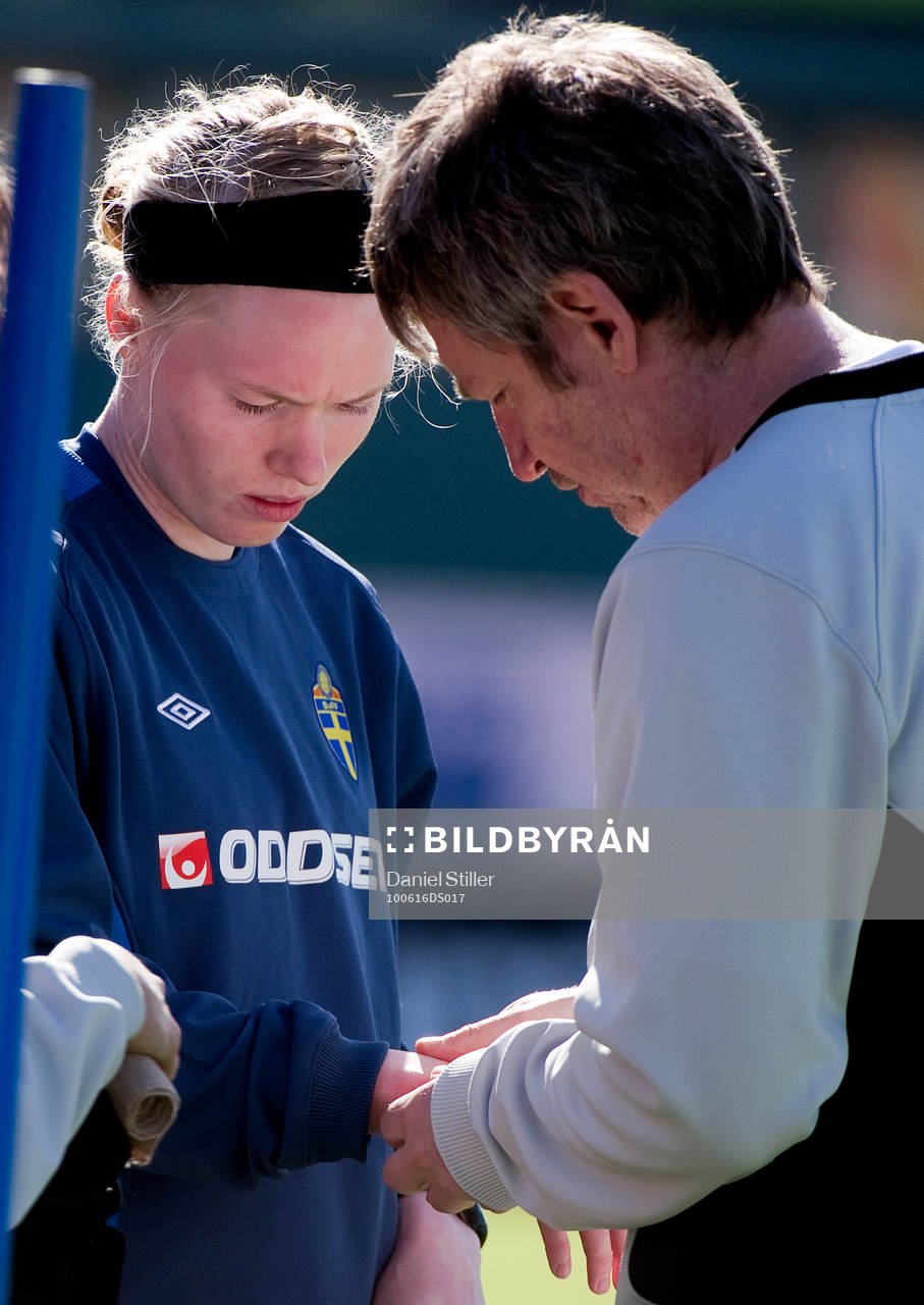 Hedvig Lindahl, målvakt, får handen tejpad