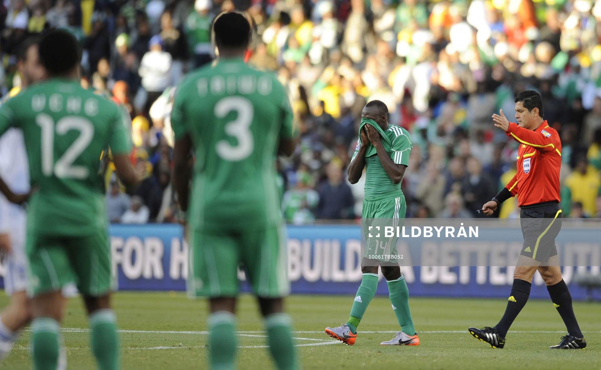  Oscar Ruiz, domare ger Sani Kaita, Nigeria, utvisning.