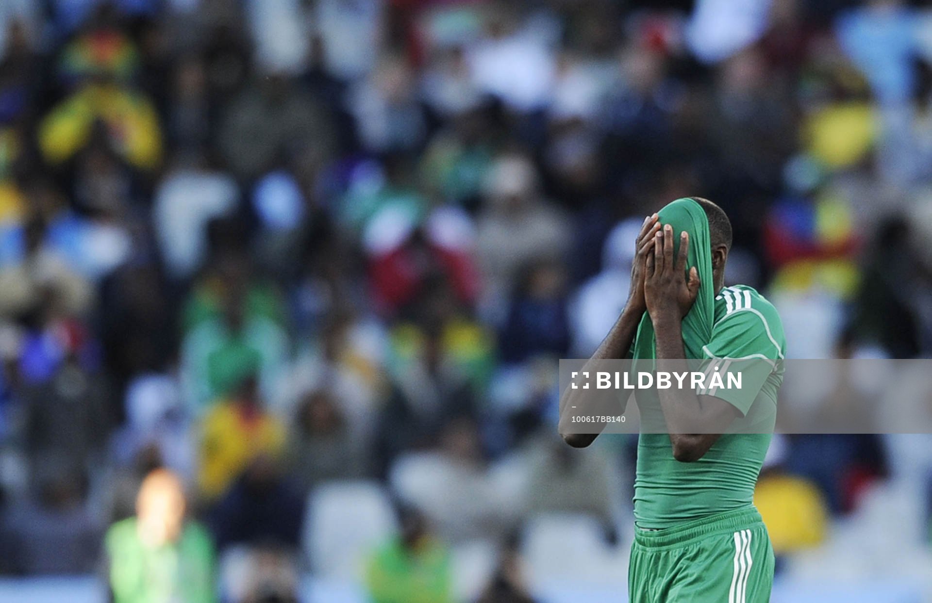Sani Kaita, Nigeria, gömmer ansiktet