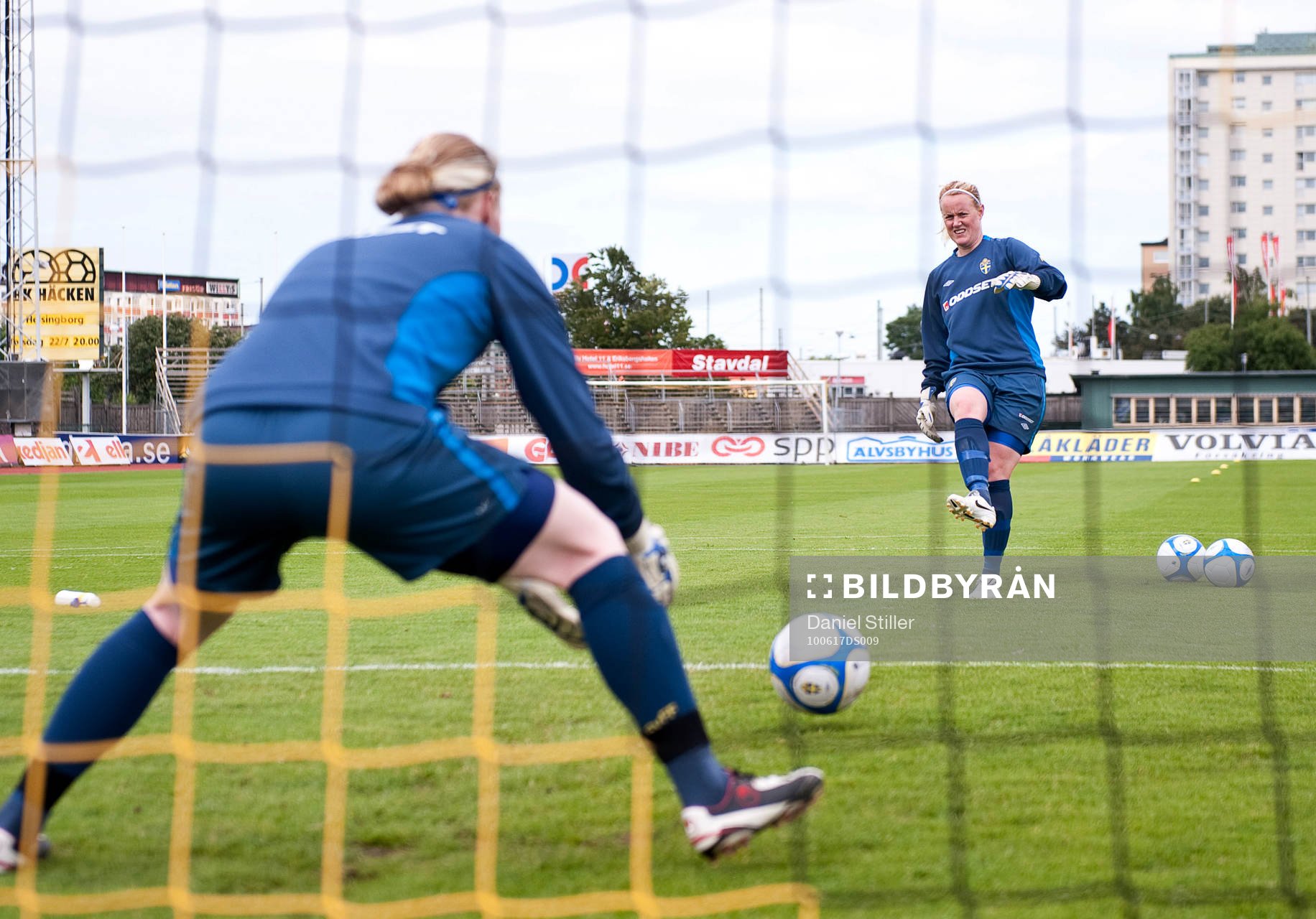 Hedvig Lindahl och Kristin Hammarström, målvakt