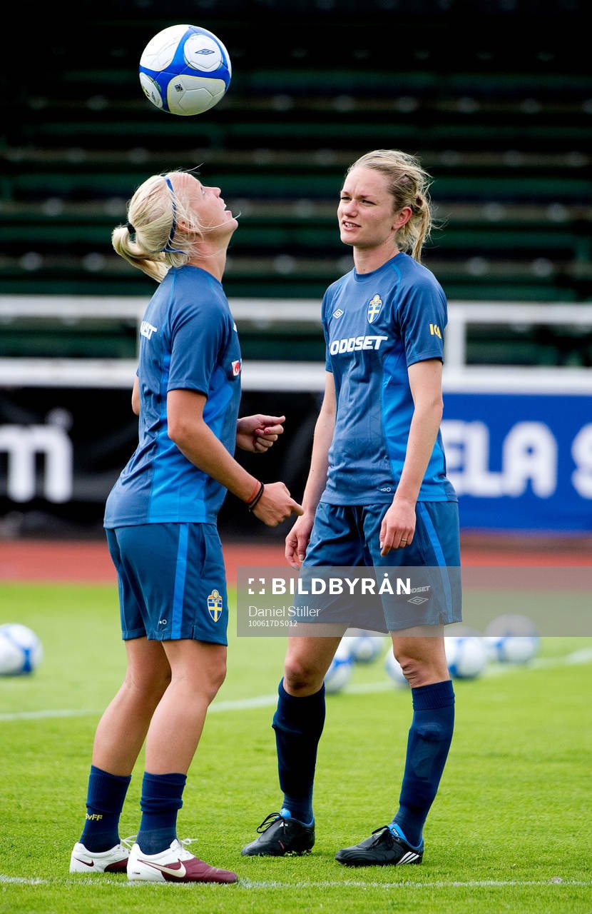 Stina Segerström, Caroline Seger