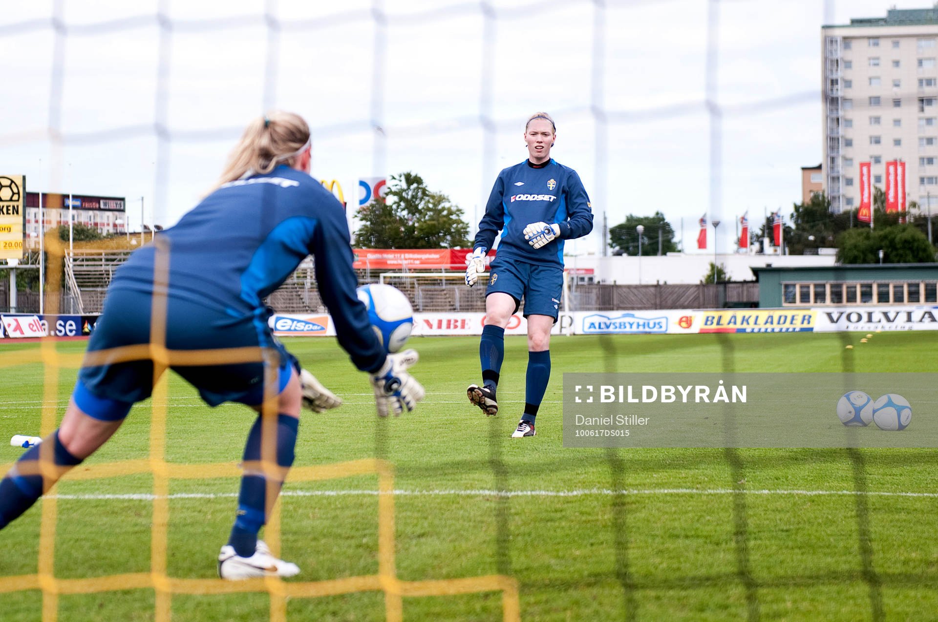 Hedvig Lindahl och Kristin Hammarström, målvakt