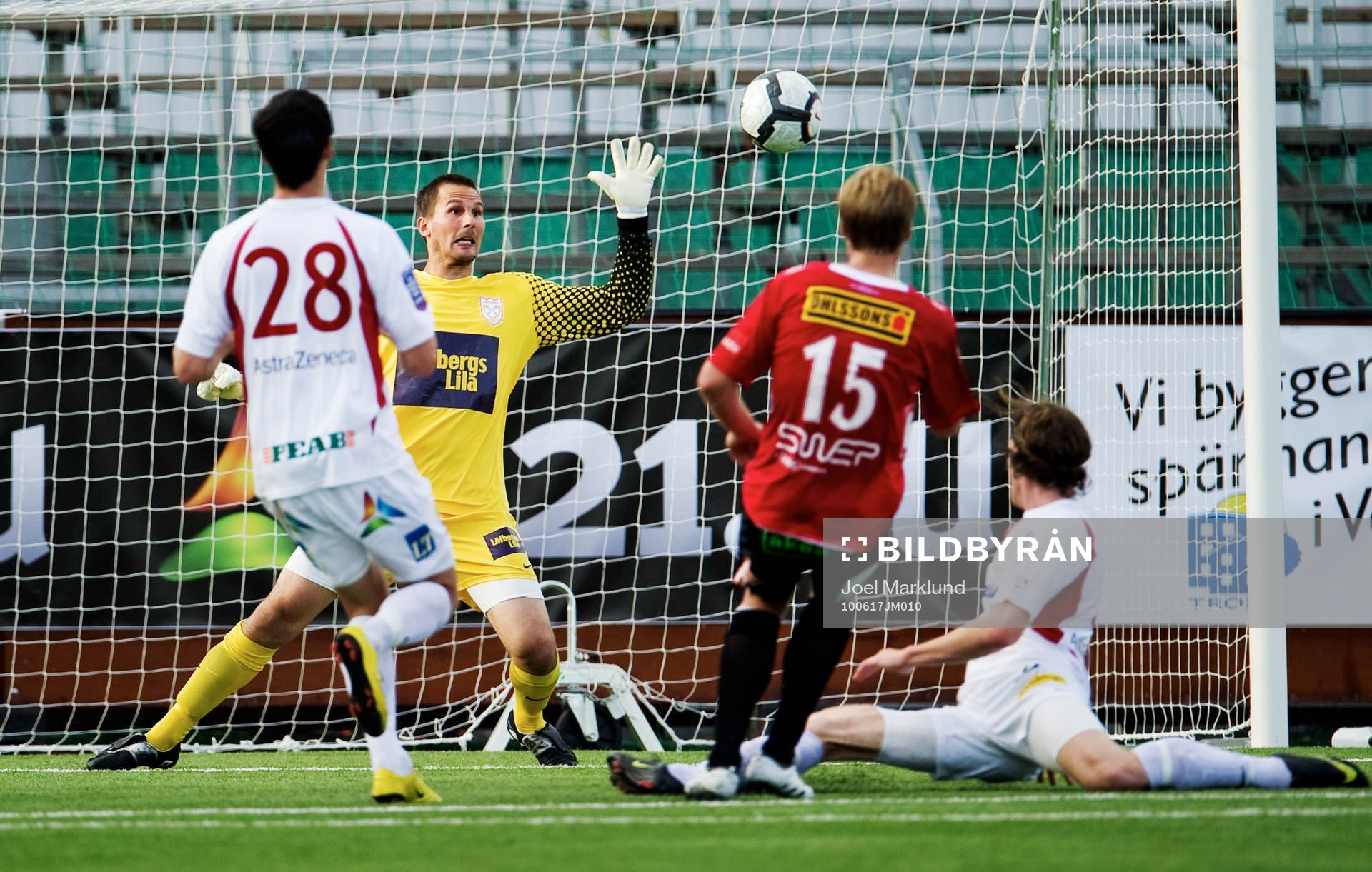 Magnus Bahne, målvakt, Assyriska, räddar ett skott