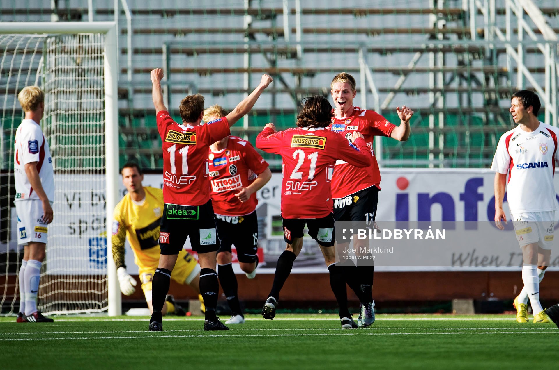 Morten Nielsen, Landskrona, gratuleras till sitt 1-1-mål
