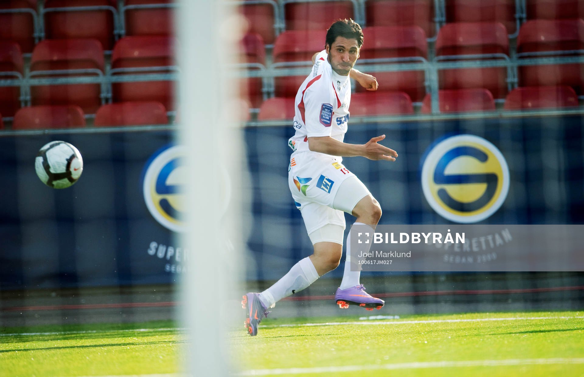 Stefan Batan, Assyriska, slår ett inlägg