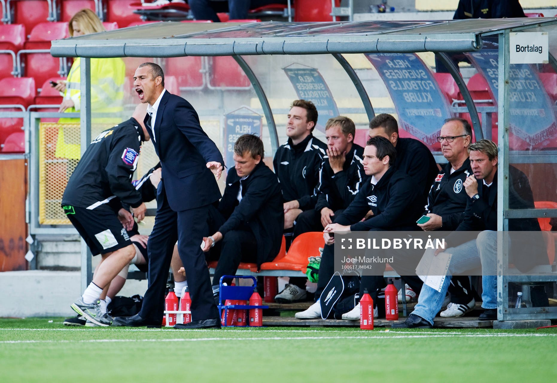 Henrik Larsson, tränare, Landskrona, manar på sina spelare
