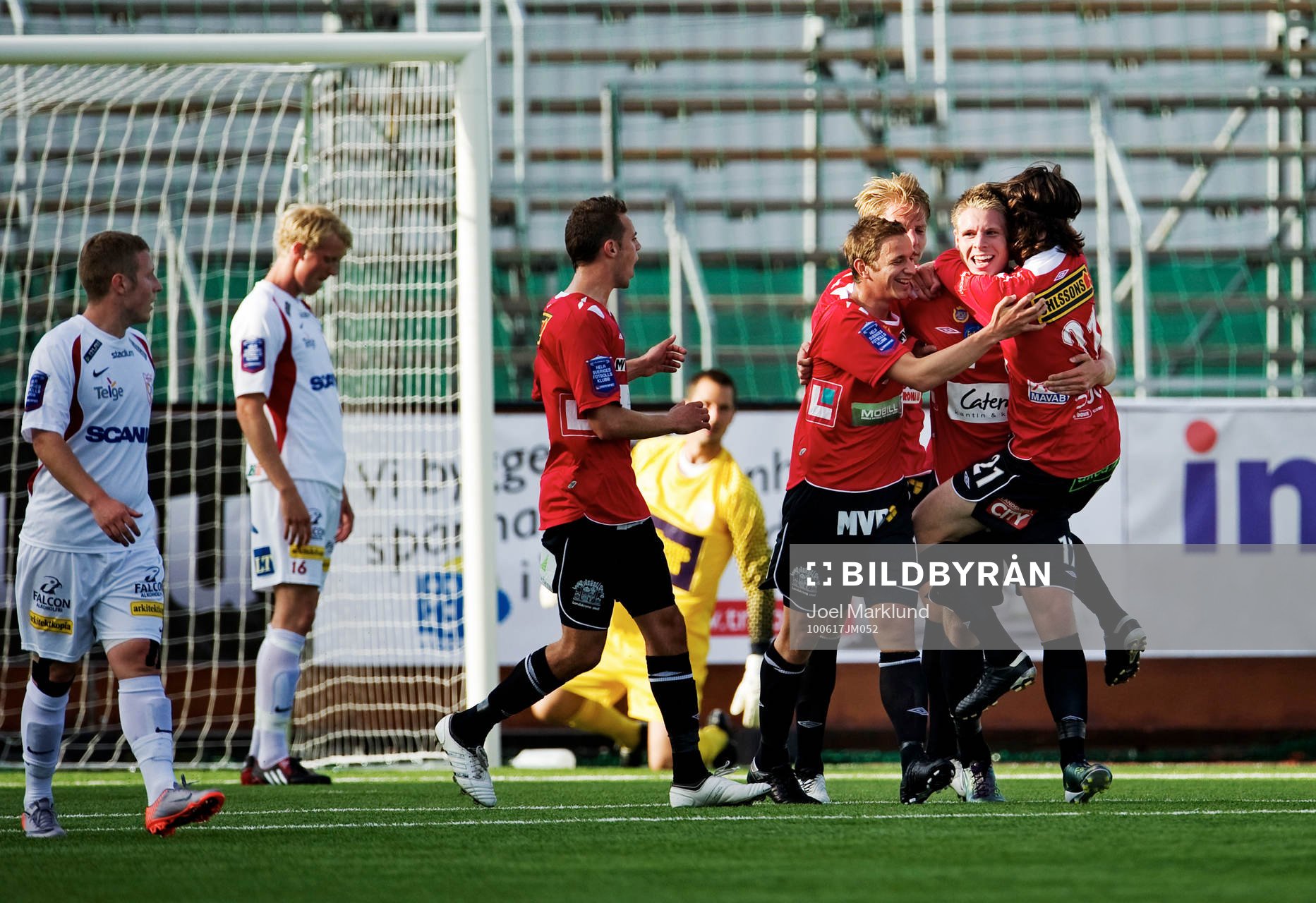 Morten Nielsen, Landskrona, gratuleras till sitt 1-1-mål