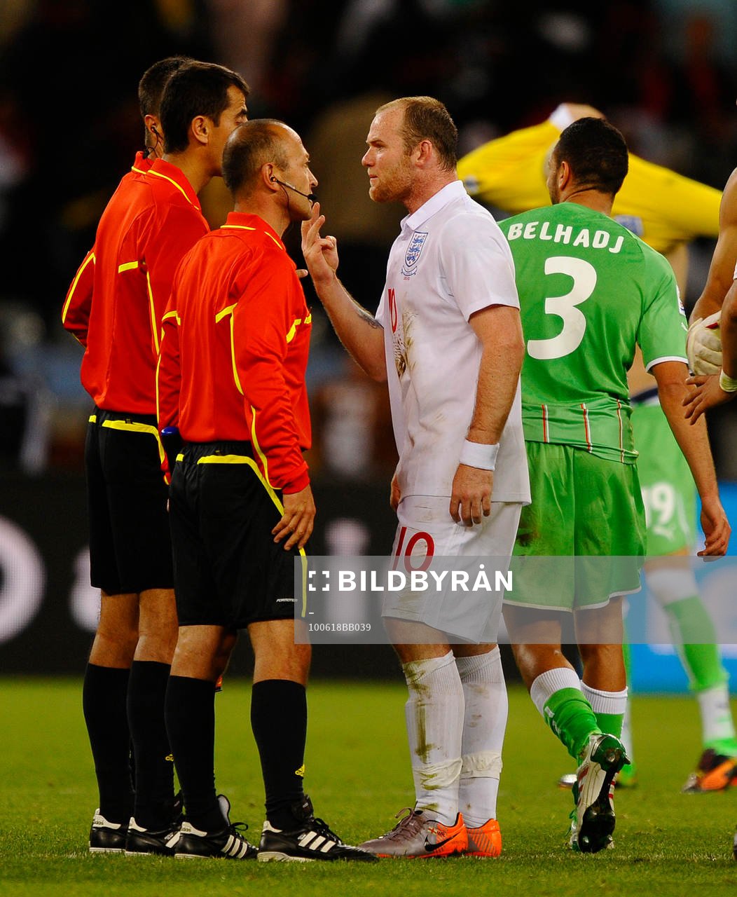 Wayne Rooney, England, argumenterar med domare