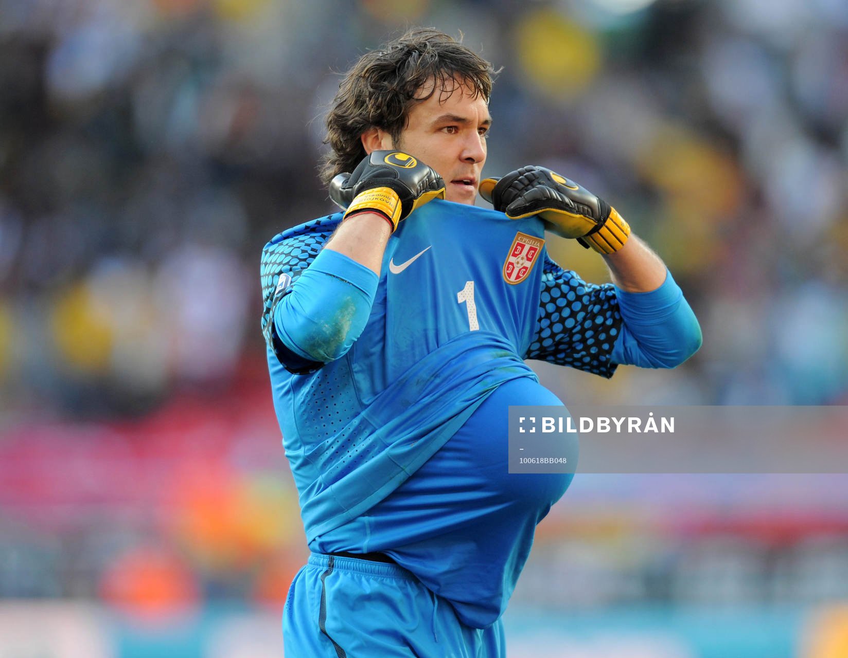 Vladimir Stojkovic, målvakt, Serbien, gömmer bollen