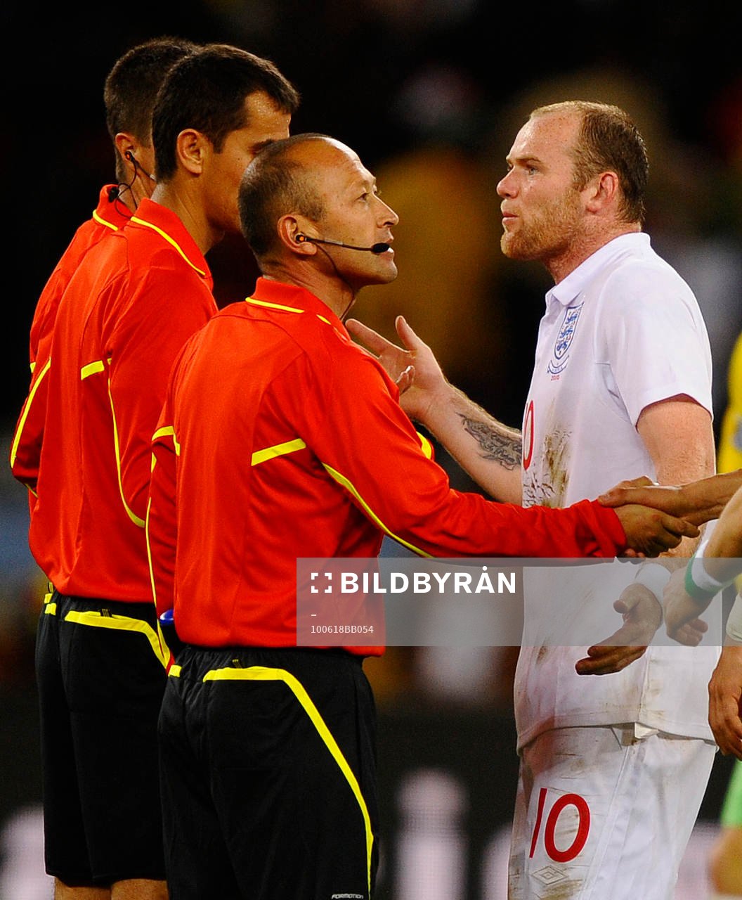 Wayne Rooney, England, argumenterar med domare