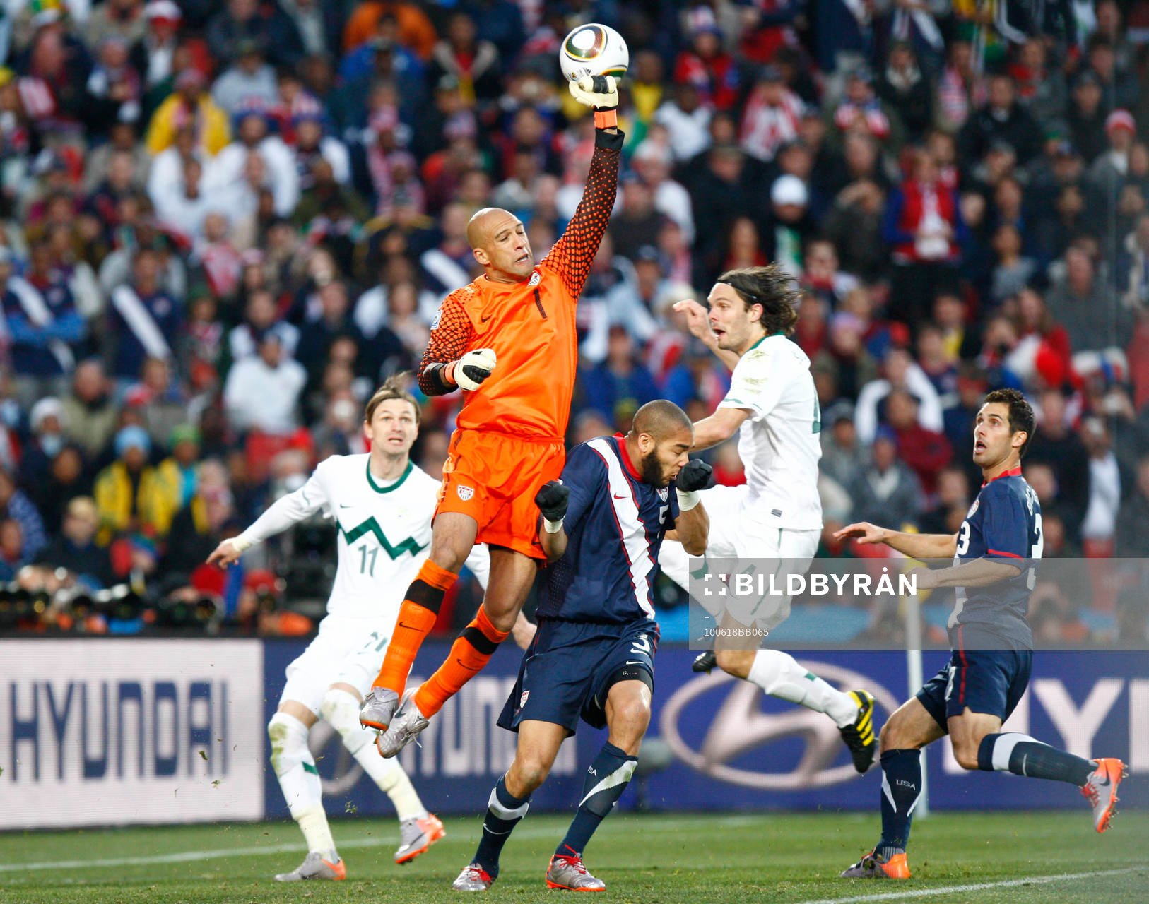 Tim Howard, målvakt, USA, boxar bort bollen