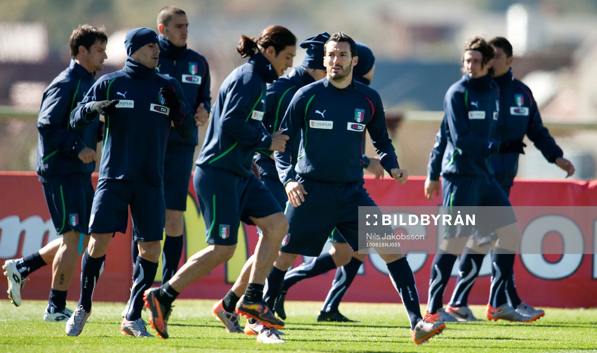 Gianluca Zambrotta och delar av laget joggar igång