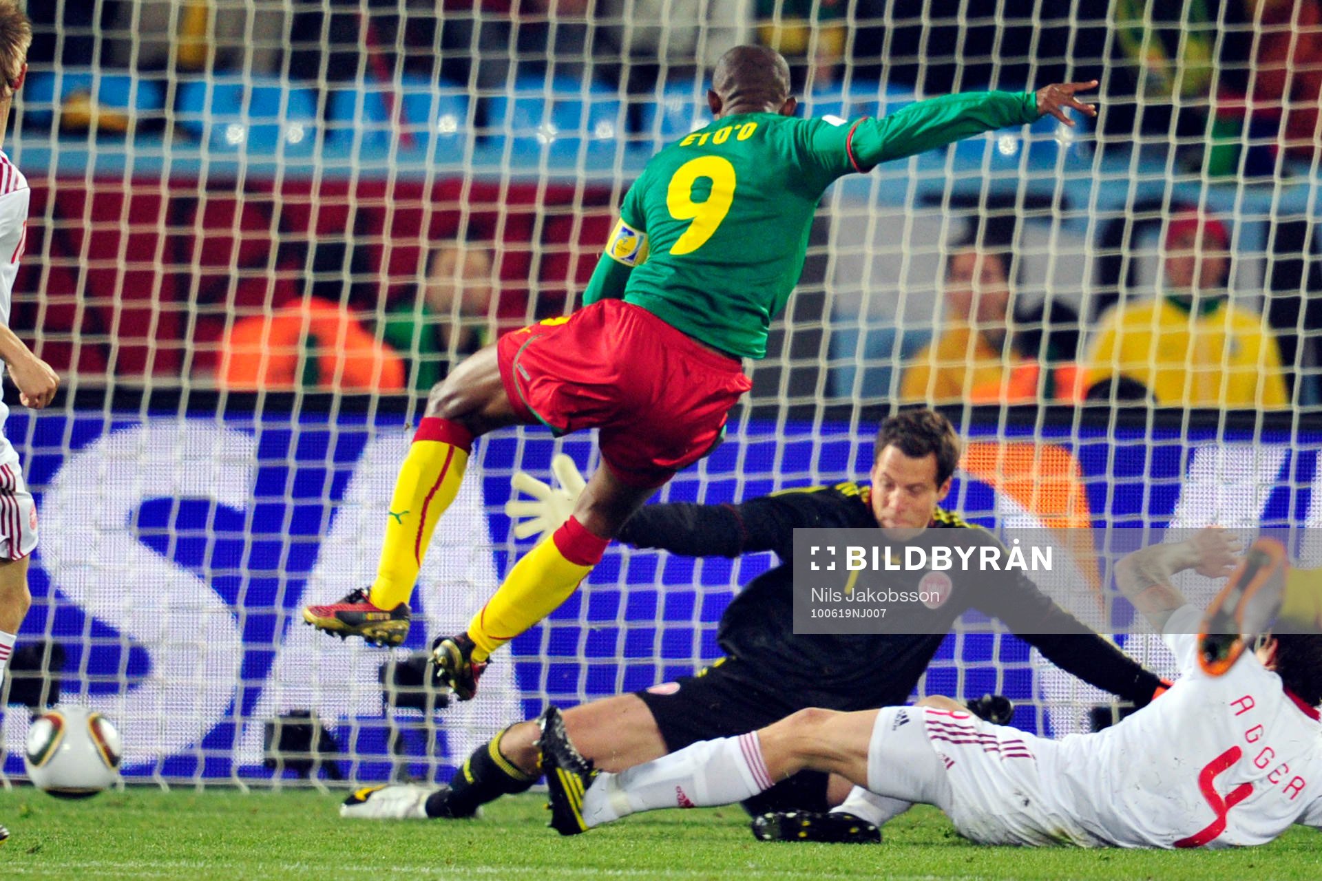Samuel Etoó, Kamerun gör 0-1 bakom Thomas Sörensen,