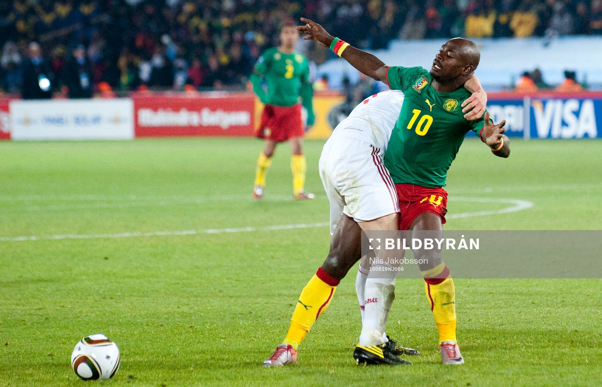 Achille Emana, Kamerun fastnar i danska försvaret