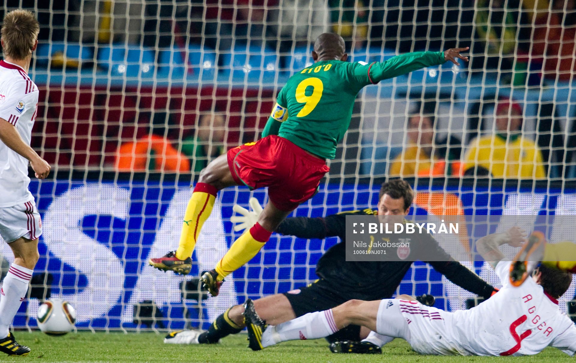 Samuel Eto'o, Kamerun gör mål på Thomas Sörensen,