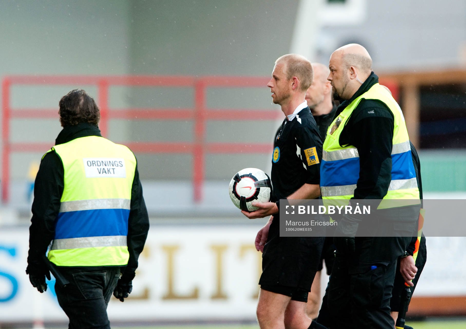 Domare Fredrik Lundberg eskorteras av planen
