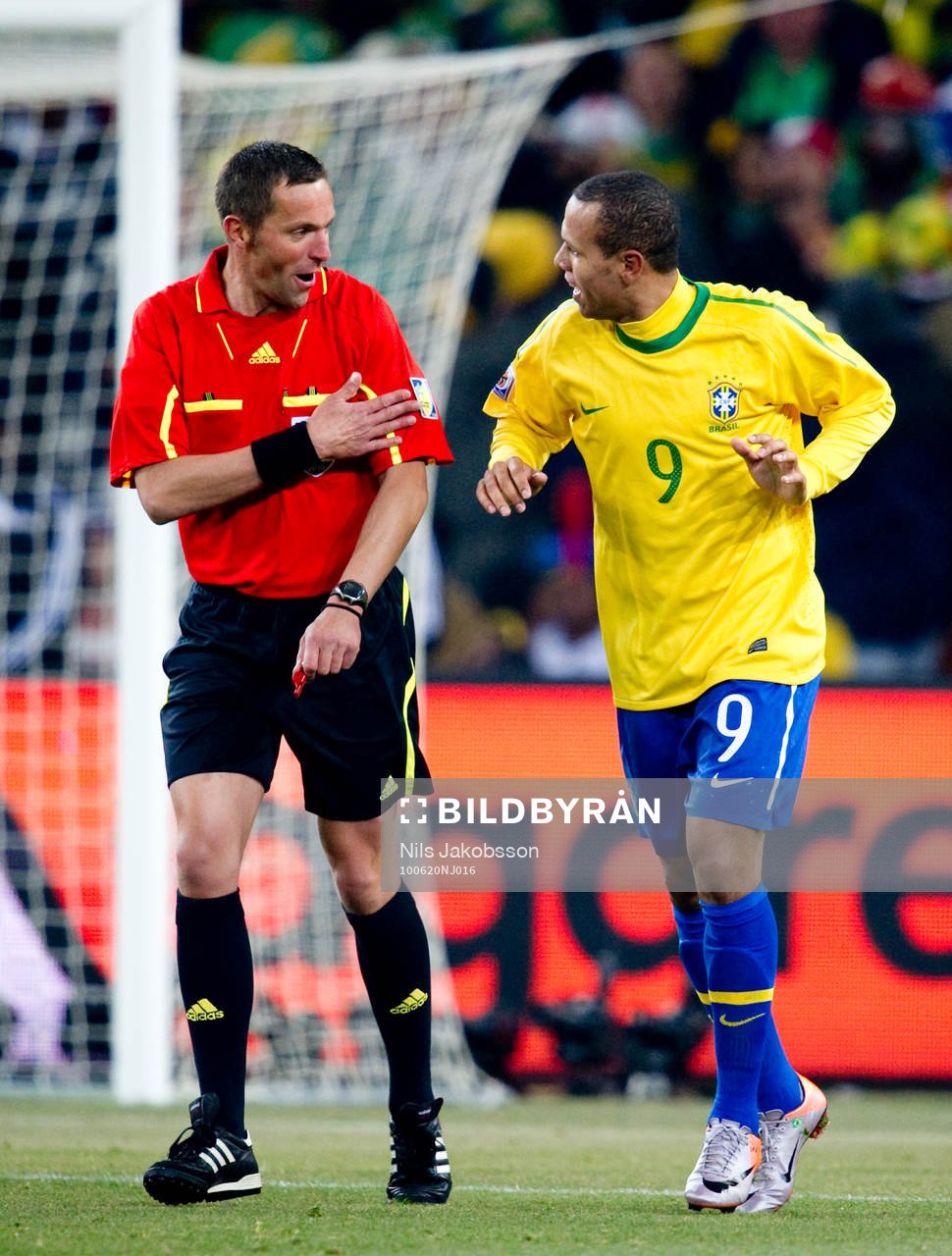  Domare frågar Luis Fabiano, Brasilien om han tog med handen.