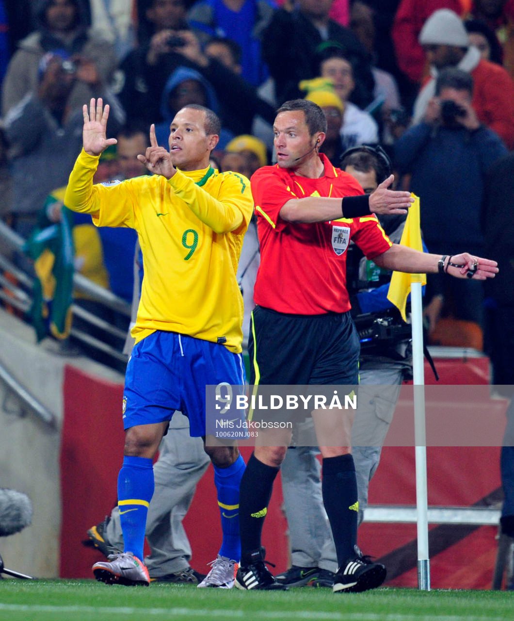  Luis Fabiano, Brasilien jubel efter 1-0.