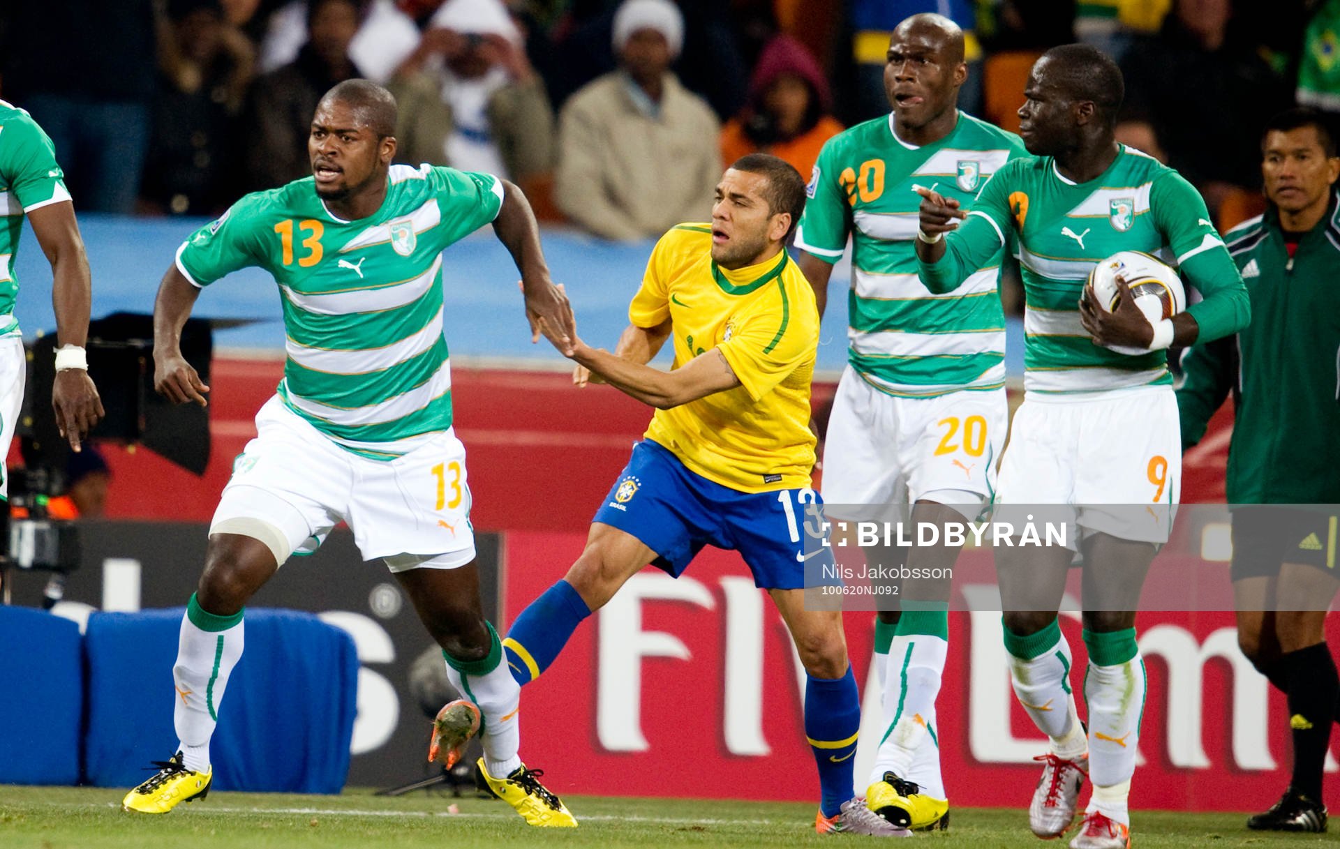 Romaric, Elfenbenskusten är arg och Dani Alves, Brasilien