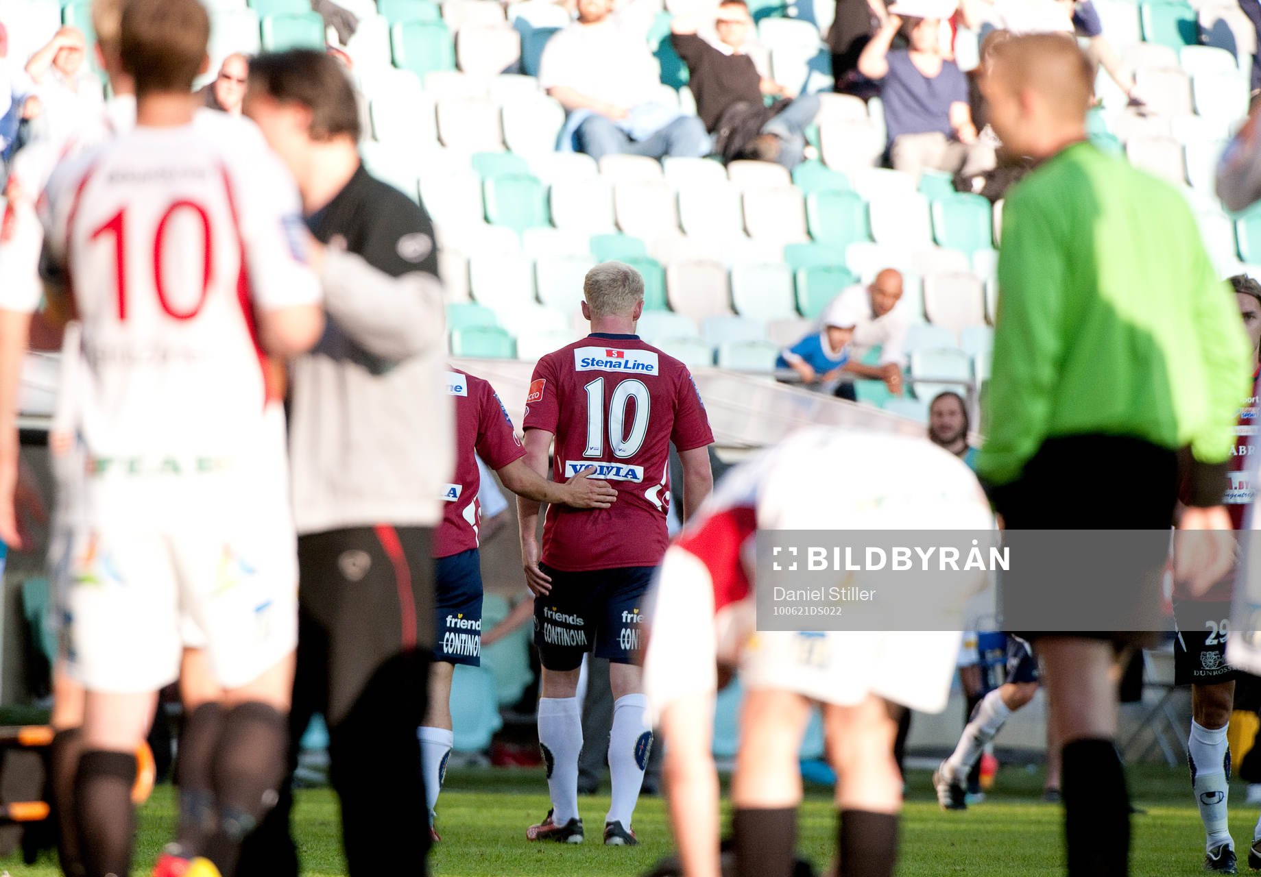  Mikael Thorstensson, Assyriska, får en smäll av Ken Fagerberg, Örgryte, som får rött kort