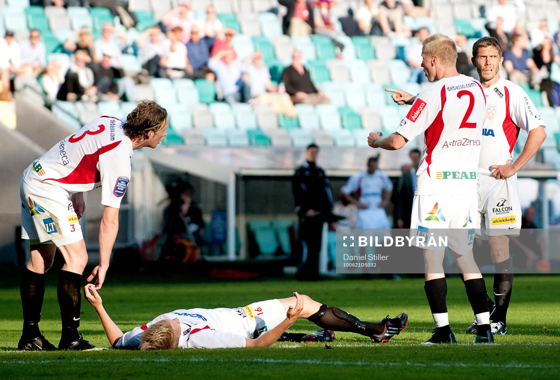  Mikael Thorstensson, Assyriska, får en smäll av Ken Fagerberg, Örgryte, som får rött kort