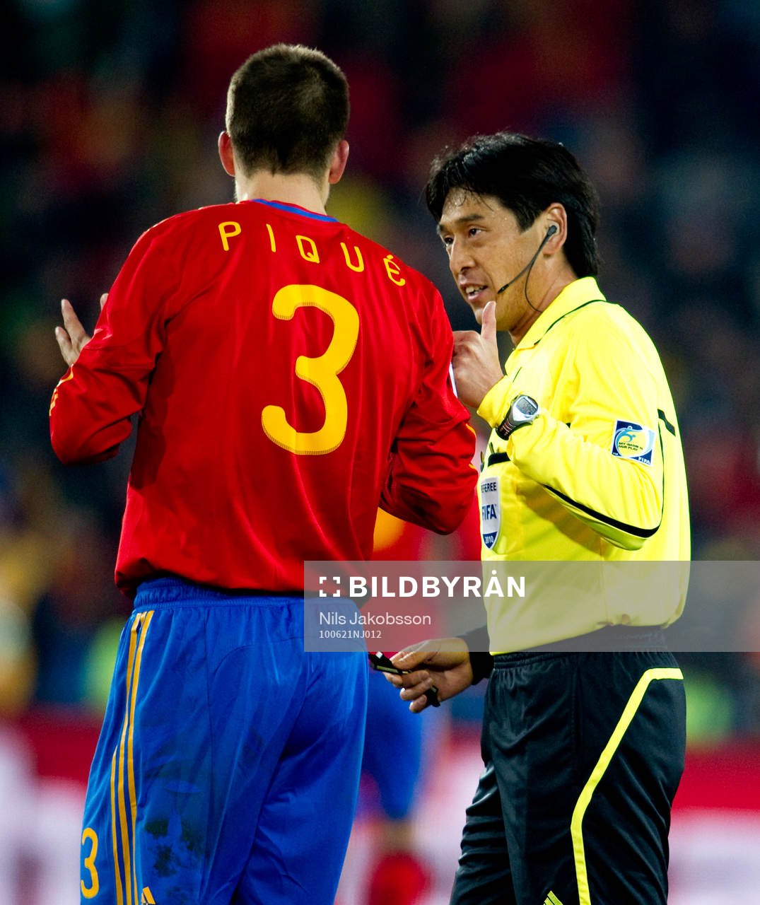 Yuich Nishimura, domare med Gerard Piqué, Spanien