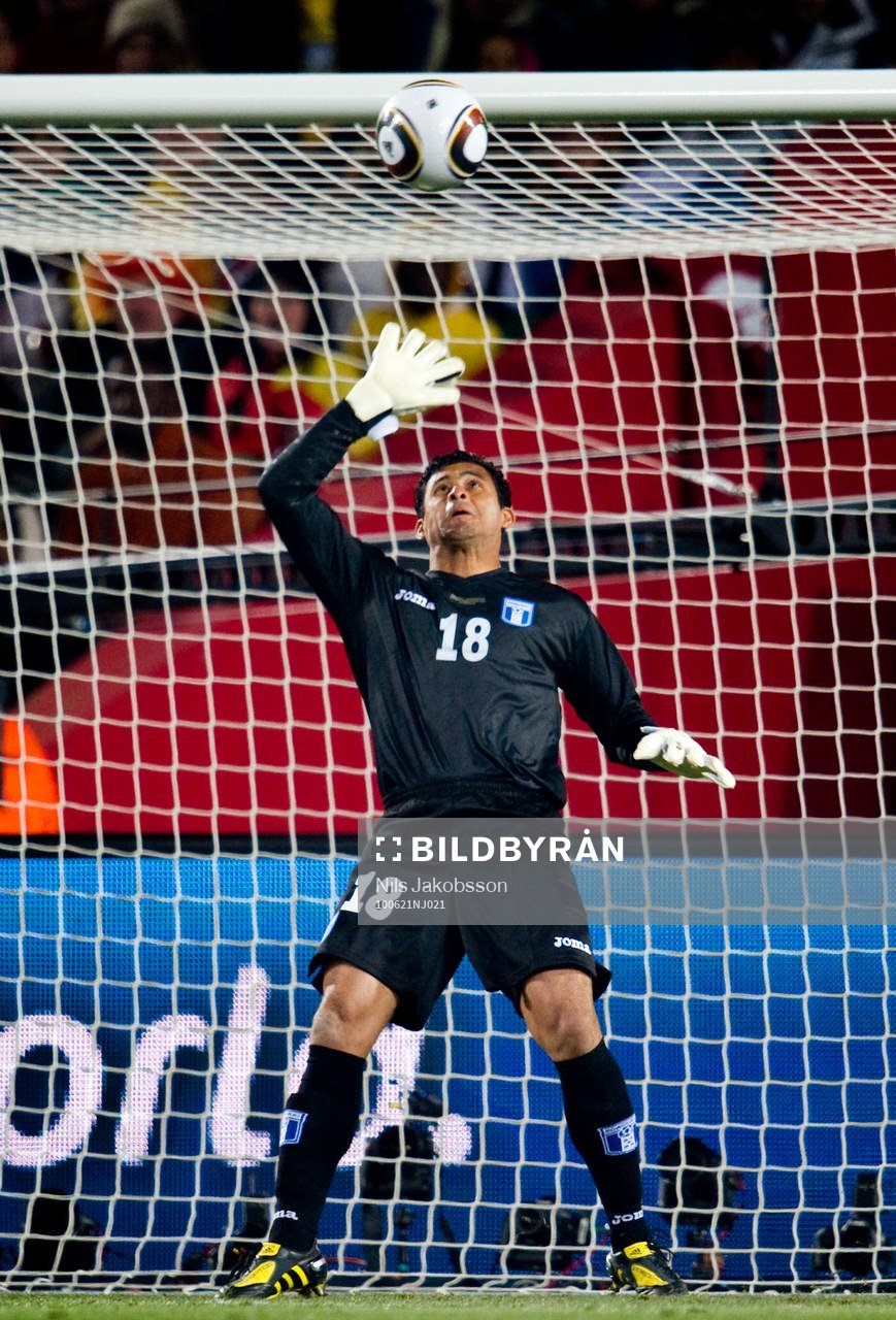 Noel Valladares, målvakt, Honduras ser bollen gå i mål